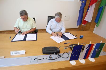 PODPIS POGODBE ZA OBNOVO NOGOMETNEGA IGRIŠČA IN TEKAŠKE STEZE PRI OŠ CERKNICA 13 FOTO LJUBO VUKELIČ